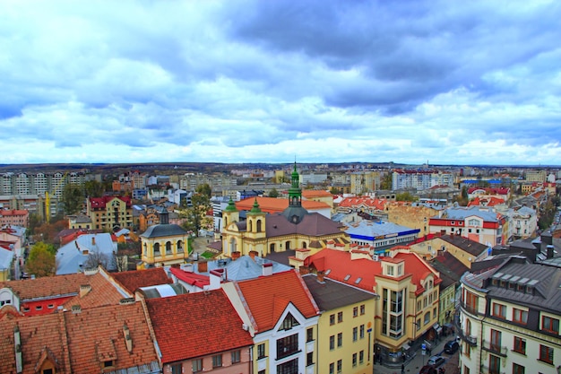 Vista a IvanoFrankivsk desde una vista de pájaro con nubes oscuras hasta el paisaje urbano de la ciudad ucraniana