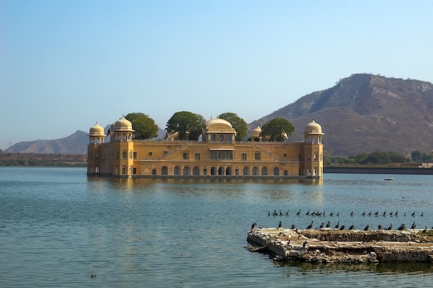 Vista de Jal Mahal desde el lago Man Sagar Jal Mahal es la principal atracción turística en Jaipur Rajasthan India