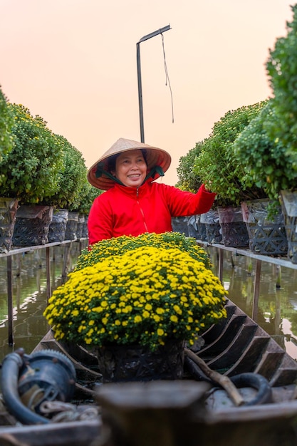 Vista del jardín de flores de Sa Dec en la provincia de Dong Thap, Vietnam, famoso en el delta del Mekong, preparando flores de transporte para el mercado para su venta en las vacaciones de Tet.