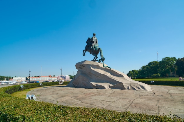 Foto vista del jinete de bronce y el dique del almirantazgo en san petersburgo.