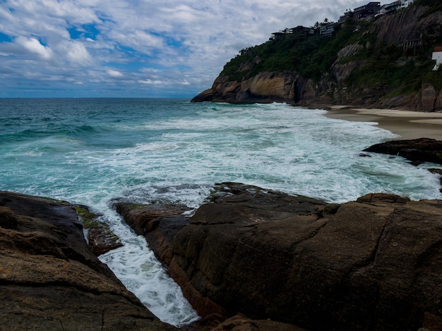 Vista de Joatinga Beach Río de Janeiro Brasil Día con cielo azul y algunas nubes