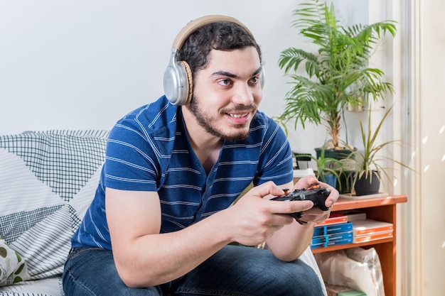 Foto vista de un joven feliz jugando el juego