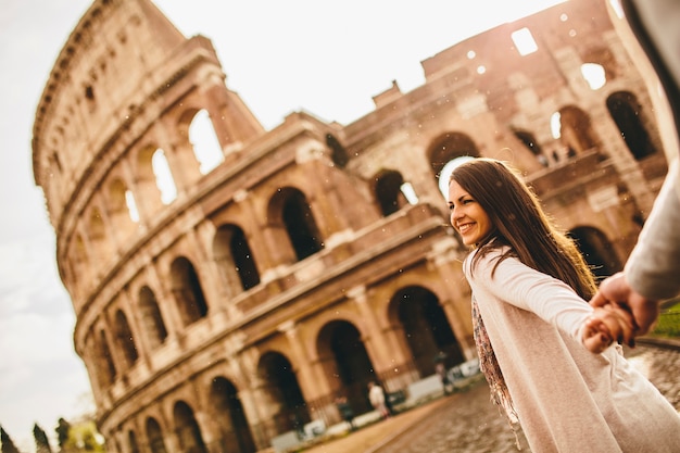 Vista de la joven mujer tomados de la mano con un hombre