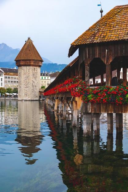 Foto vista de kapellbrucke en lucerna, uno de los lugares más populares y turísticos de suiza.