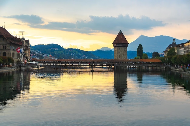 Foto vista de kapellbrücke en lucerna, suiza