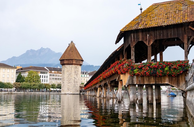 Foto vista de kapellbrückein lucerne, uno de los lugares más populares y turísticos de suiza