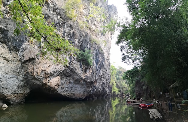 Vista de kayaks rojos con remos en ellos en el río tailandia