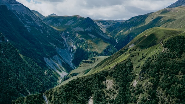 Vista de Kazbegi, Georgia. Hermoso fondo de montaña natural. Verano