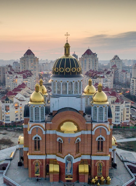 Foto vista de kiev, ucrania. vista desde la parte superior del área de dnieper y obolon