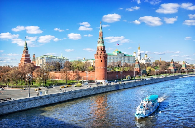 Vista del Kremlin y un barco en el río Moskva en Moscú en un día soleado de verano