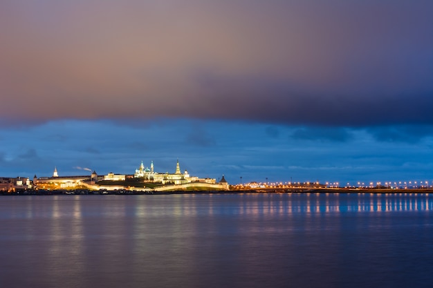 Vista del Kremlin de Kazán con el Palacio Presidencial, la Catedral de la Anunciación, la Torre Soyembika, la Mezquita Qolsharif desde el terraplén cerca del centro de la familia y el matrimonio con el cielo azul brillante por la noche.