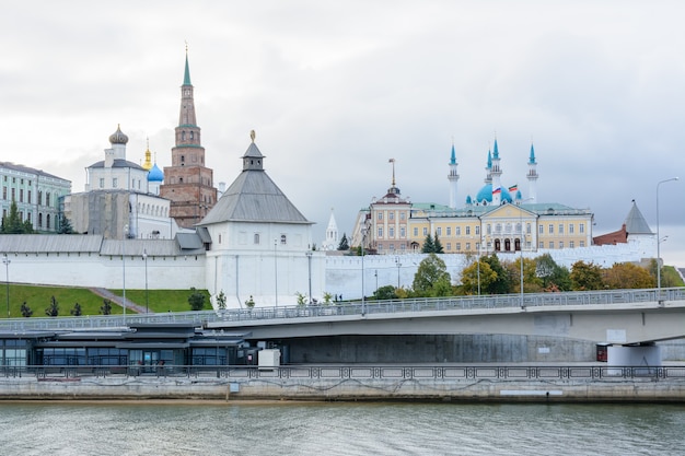 Vista del Kremlin de Kazán con el Palacio Presidencial, la Catedral de la Anunciación, la Torre Soyembika, la Mezquita Qolsharif desde el terraplén. Por la mañana en un día nublado.