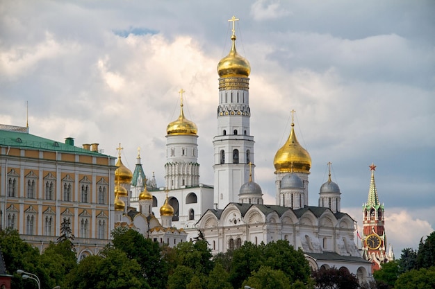 Vista del Kremlin de Moscú con cúpulas doradas y torre Spasskaya