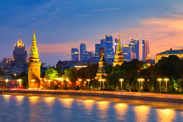 Vista del Kremlin de Moscú y los rascacielos de la ciudad de Moscú a lo largo del muelle del río Moscú durante la hora azul del atardecer