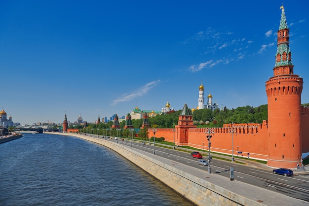 Vista del Kremlin de Moscú desde el río Moscú. Torres de ladrillo rojo y campanario de Iván el Grande. Gran palacio del Kremlin. Viaja a la capital de Rusia. Moscú, Rusia.