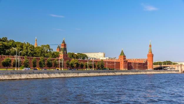 Foto vista del kremlin de moscú sobre el río rusia