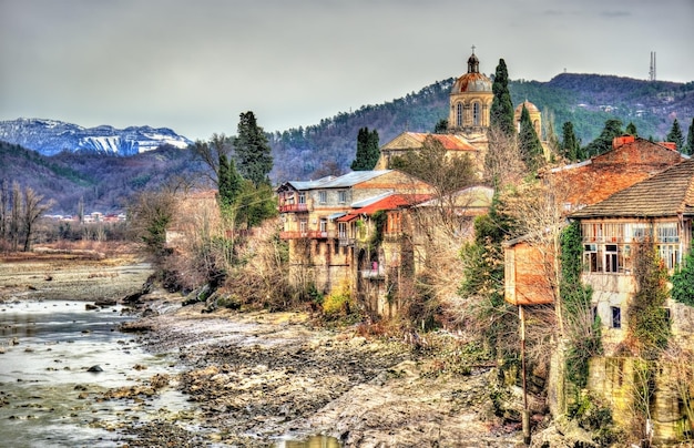 Vista de Kutaisi por encima del río Rioni en Georgia