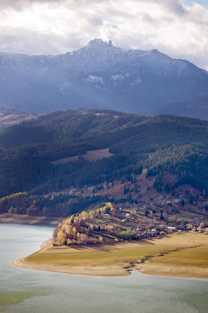 Vista del Lacul Bicaz Rumania