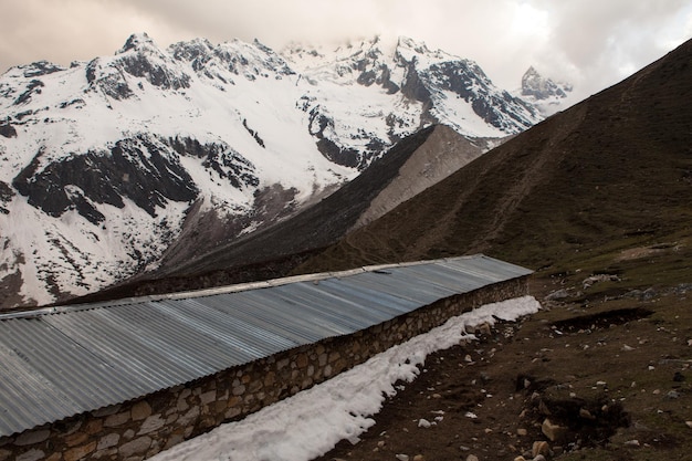 Vista de las laderas de las montañas y picos con nieve en el Himalaya en la región de Manaslu