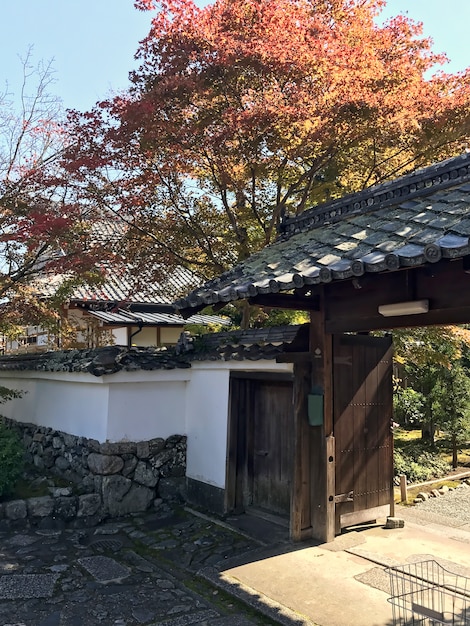 Vista de lado a la puerta de entrada de madera en el templo japonés tradicional