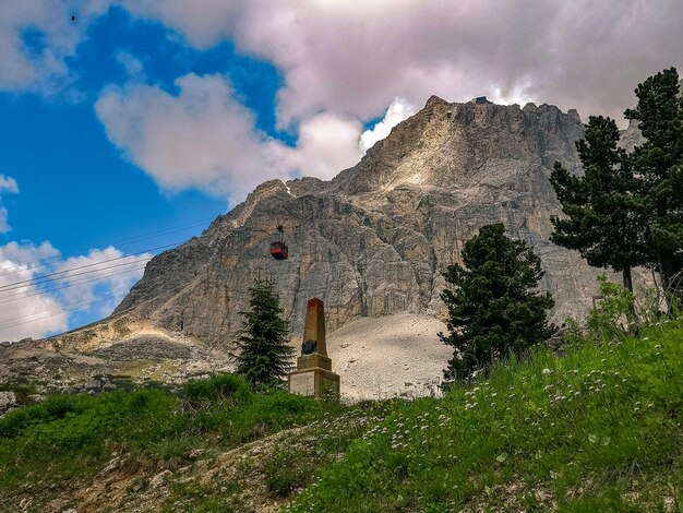 Vista de Lagazuoi con teleférico y pilar en los dolomitas de Italia