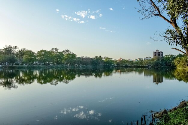 Una vista de un lago con algunas nubes en el cielo