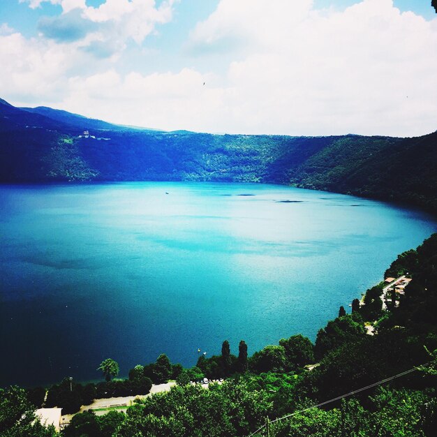 Foto vista del lago desde un ángulo alto