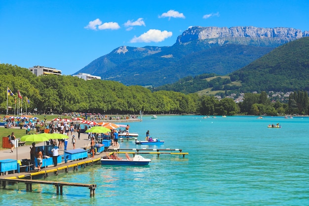 Vista del lago de Annecy en Francia.