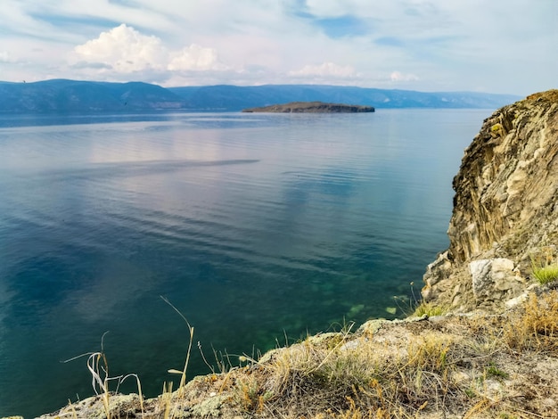 Vista del lago Baikal cerca de la roca Shamanka Irkutsk región Rusia