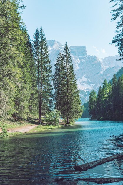 vista del lago Braies en las montañas de los Alpes fondo