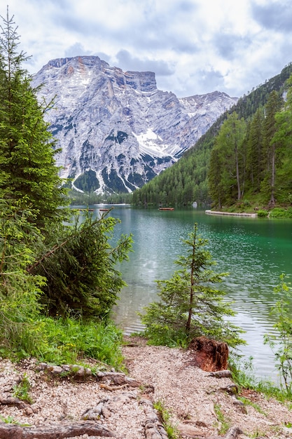 Vista del lago Braies desde la orilla