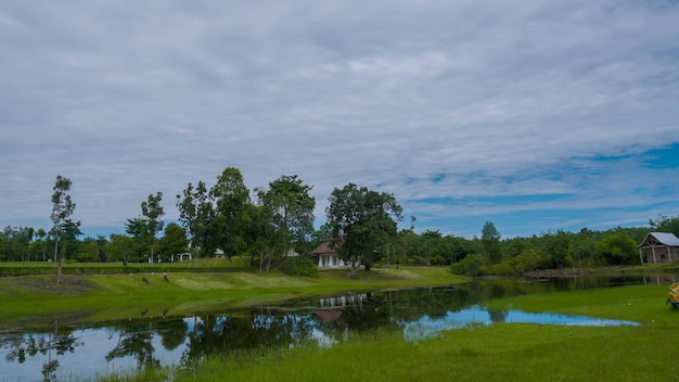 Foto una vista del lago y la casa desde el campo de golf.