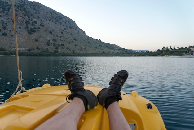 Una vista del lago con catamaranes en primer plano El agua turquesa