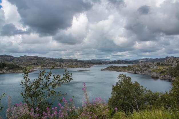 Foto una vista de un lago con un cielo nublado