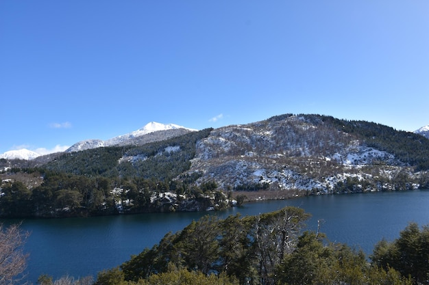Foto una vista de un lago desde la cima de una montaña