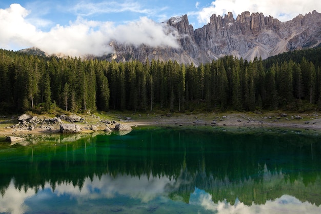 Vista del Lago di Carezza Dolomitas Italia