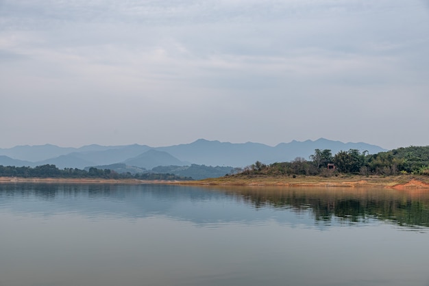 La vista del lago en un día nublado en otoño