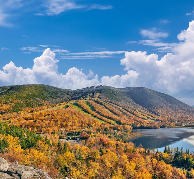 Vista del lago Echo desde Artist's Bluff en otoño