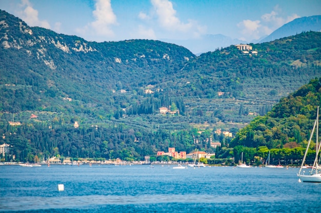 Vista del lago de Garda en Italia desde Bardolino durante el verano