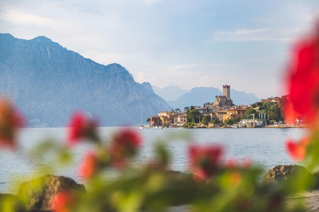 Una vista del lago de garda desde la orilla