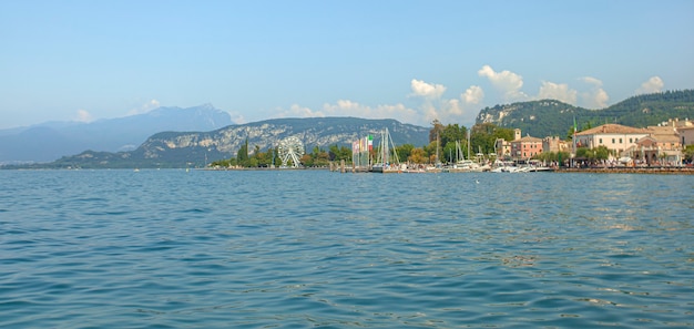 Vista del lago Grada desde Bardolino, un lugar famoso en Italia