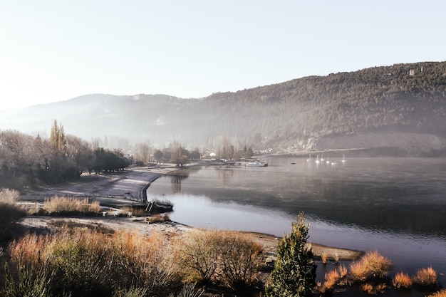 Foto vista del lago lacar en la provincia de neuquén en argentina temprano en la mañana durante el otoño en la patagonia.