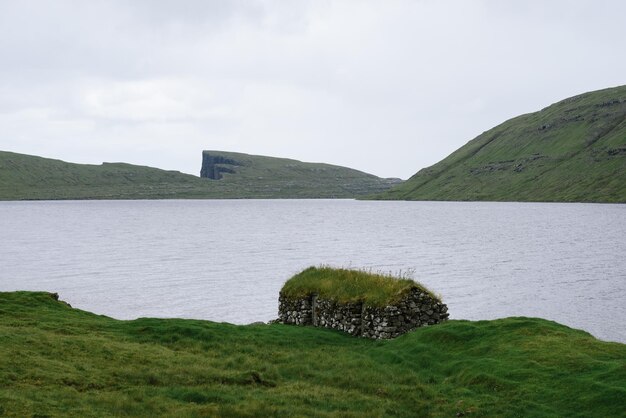 Foto vista del lago leitisvatn en las islas feroe