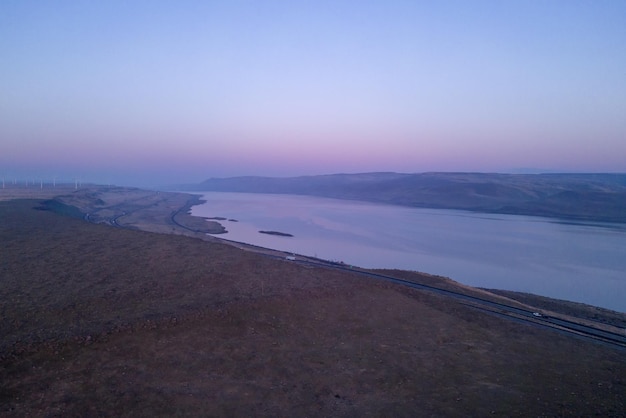 Una vista del lago desde lo alto de una colina Amanecer en Oregón
