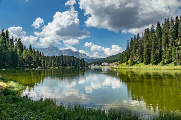 Vista del lago Misurina cerca de Auronzo di Cadore, Veneto, Italia