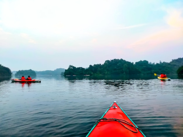 Una vista del lago Mohamaya con kayak en barco en Bangladesh