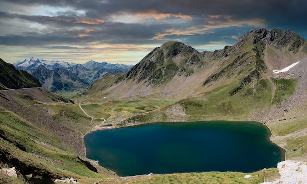 Una vista del lago de montaña en los Pirineos franceses