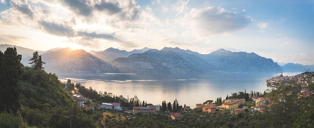 Una vista de un lago con montañas al fondo