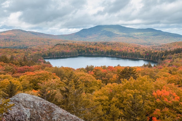 La vista del lago Moosehead con el follaje de otoño temprano. Maine, Estados Unidos.