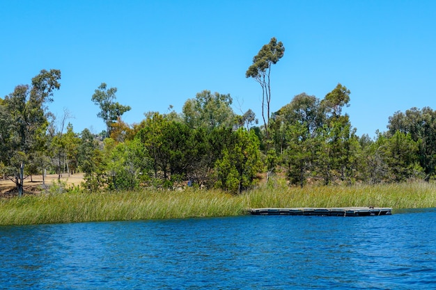 Una vista del lago desde el muelle.